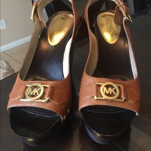 MIKEKORS SHOES WEDGES SIZE 10 LIKE NEW BROWN